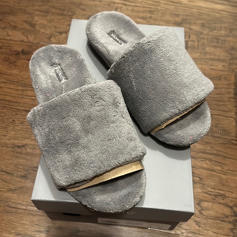 SLIPPERS- Vionic Dream slippers NIB